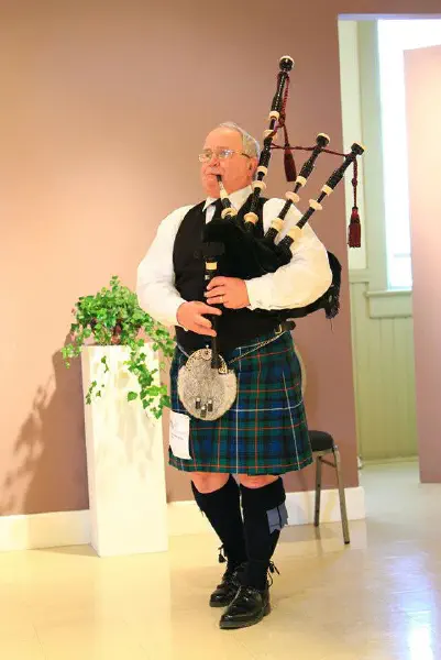 Bob Skinner PM, bagpiper